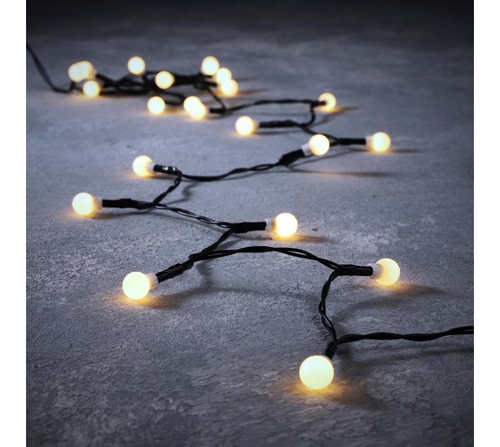 Someone’s in a Makro Berry String Lights Classic White 3.9m Mood