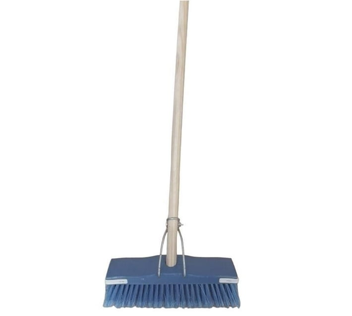 Someone’s in a Makro Super deluxe broom Mood