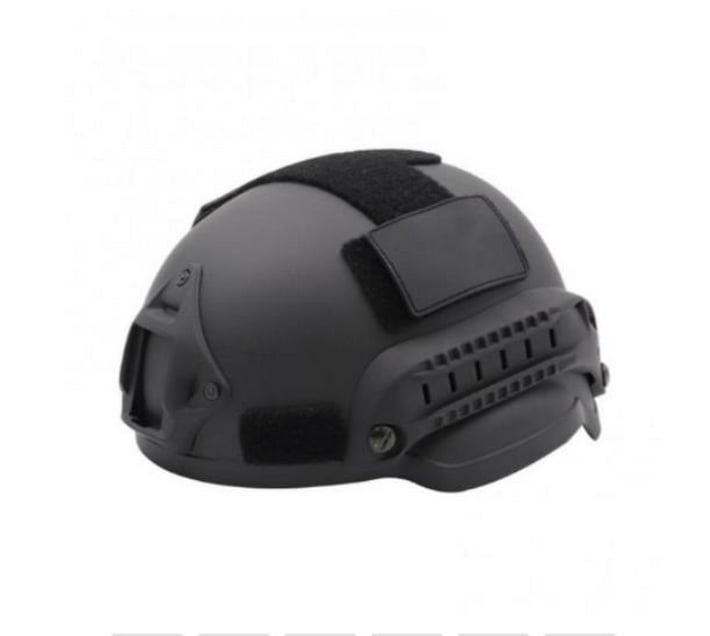 Someone’s in a Makro Bicycle Helmet MICH2002 Outdoor Riding Field Mood