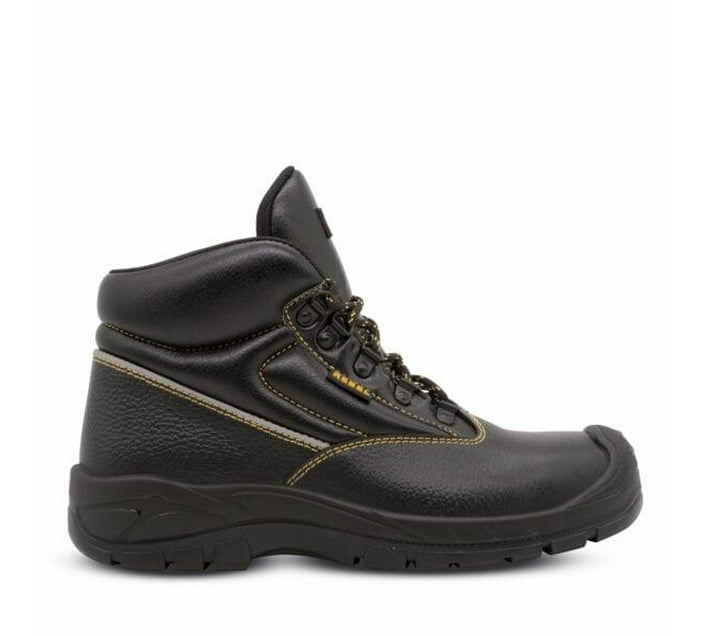 Someone’s in a Makro Safety Boot Rebel Chukka STC Black S11 Mood