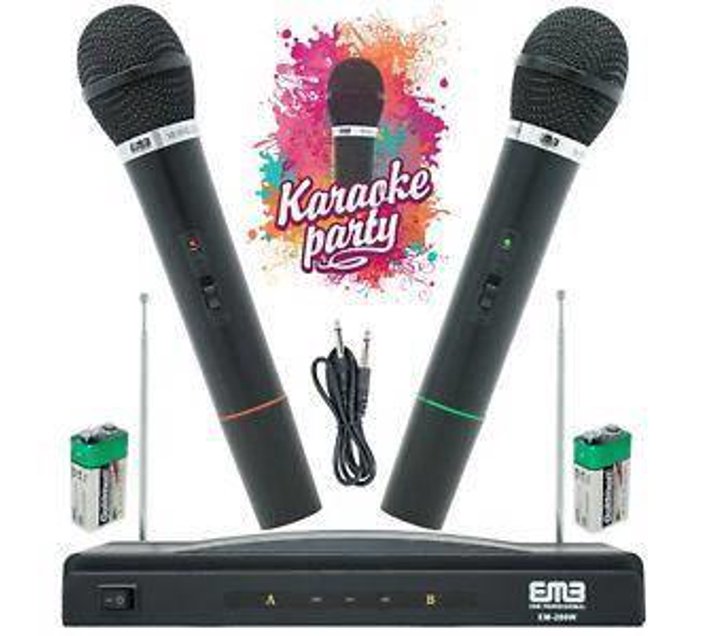 Someone’s in a Makro K&K Wireless Microphone Set Mood